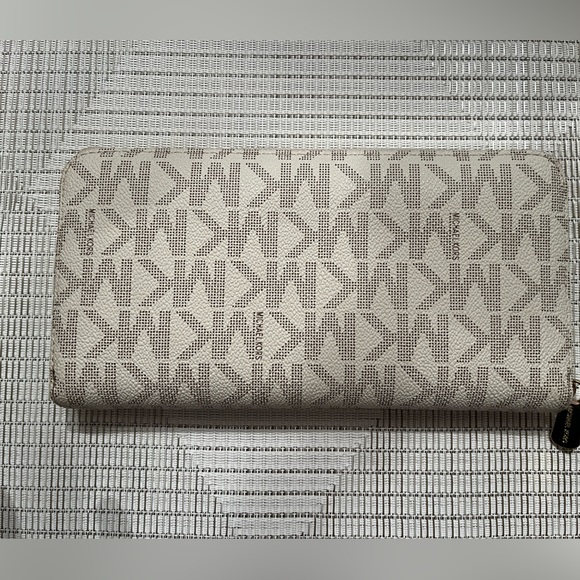 Like New Michael Kors Large Travel Wallet in Vanilla - Picture 2 of 4